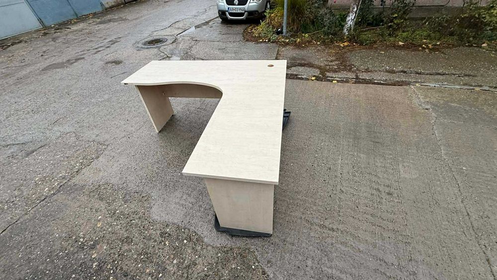 Birou in forma de ,,L"