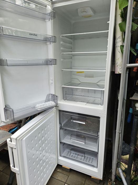 Vând frigider Arctic cu congelator – 240 L, înălțime 1,85 m