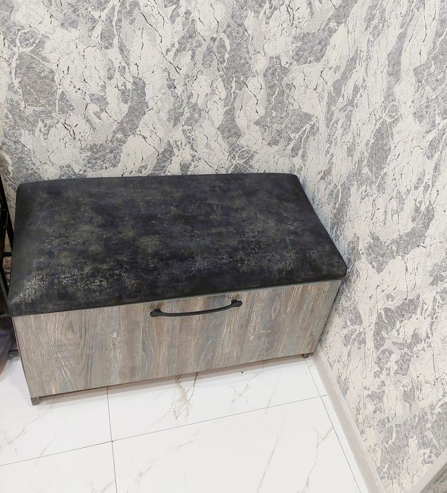 Mebel dlya prixojey v xoroshim sostoyanii