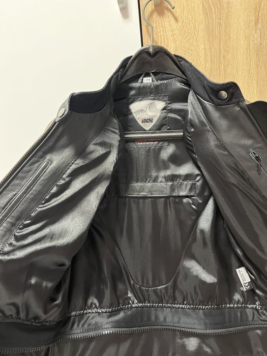Продавам дамско мото яке IXS,каска HJC с интерком и ръкавици+ боне подарък
