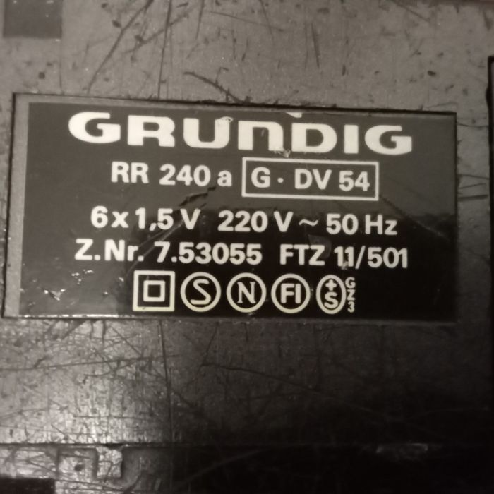 Radiocasetofon Grundig.