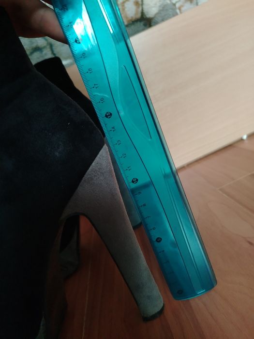 Велурени боти на висок ток