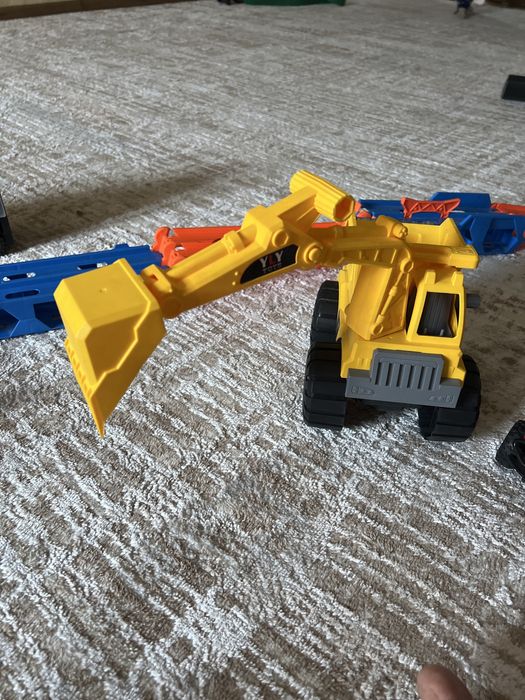 Машинки дорогие, отдам дешево б/у