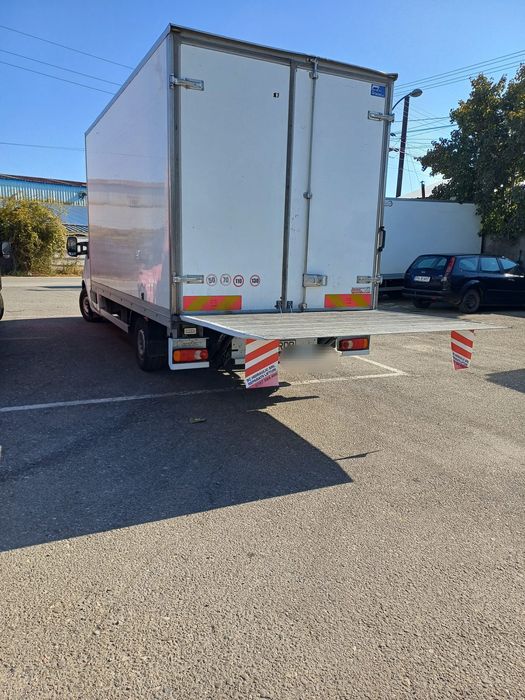 Vând Renault master carosat cu lift hidraulic.