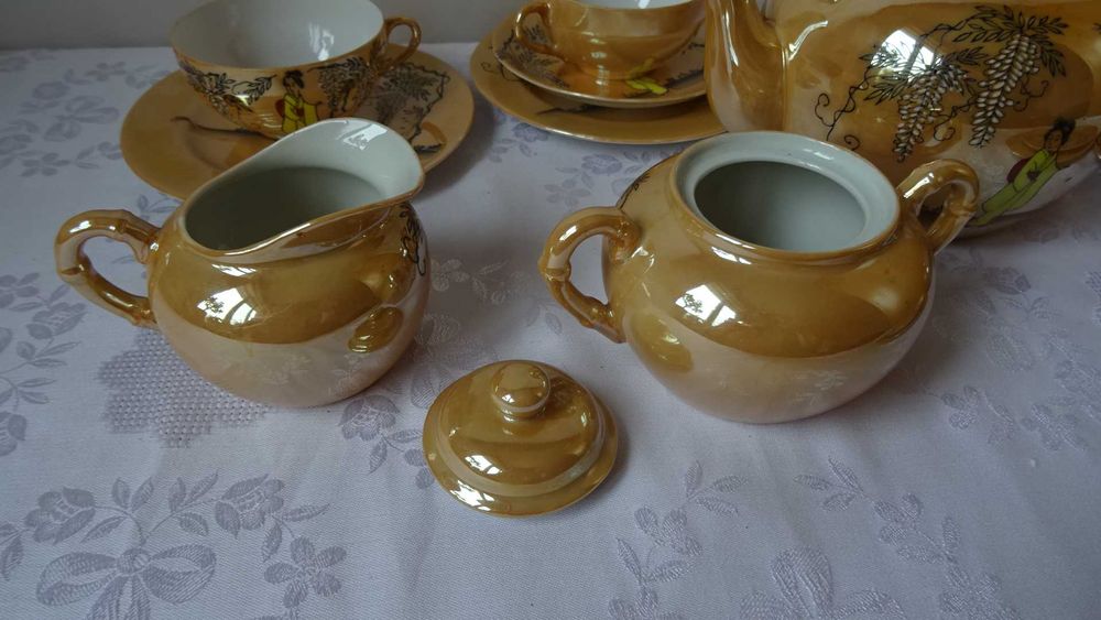 Японски порцеланови тройни сетове, чайник, захарница и каничка..