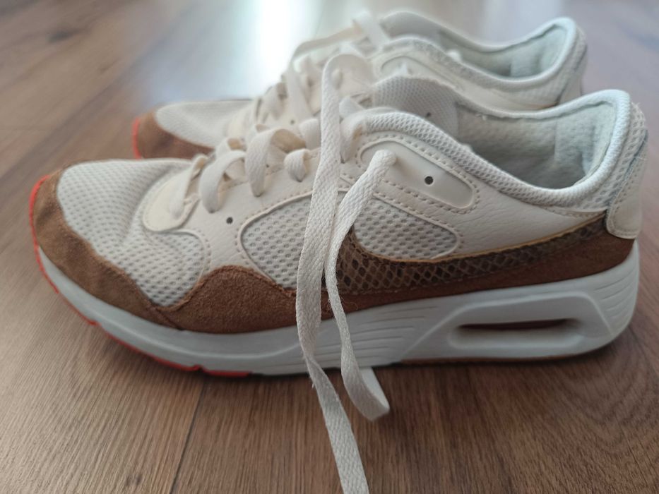 Маратонки Nike с лека забележка