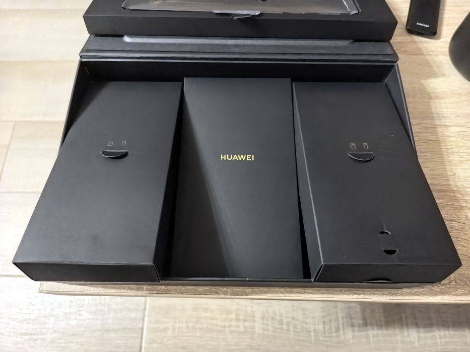 Продавам Huawei Mate XT 1tb Едиствен в България !