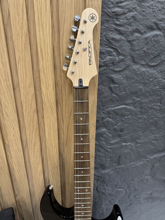 Электротгитара Yamaha Pacifica, гитарный комбоусилитель Peavey SOLO.