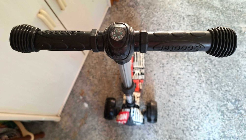 Тротинетка със светещи гуми Kikkaride