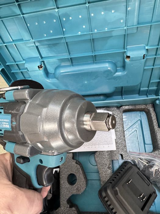 Pistol de insurubat cu Impact 2000 Nm, prezoane cu 2 acumulatori MARI