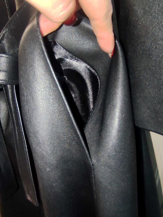 Дълго черно кожено манто с яка от бяла лисица