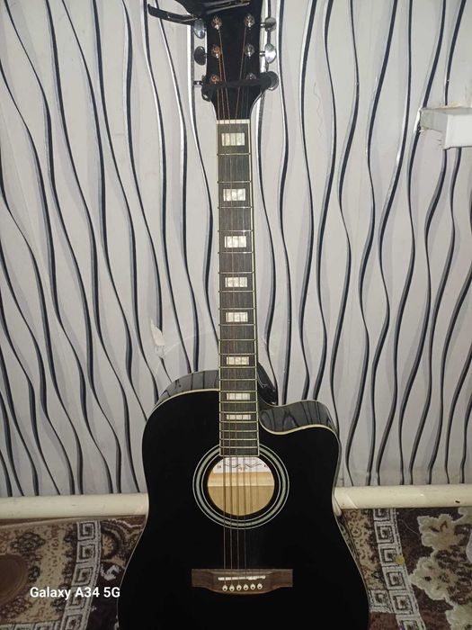 Продам акустическую гитару