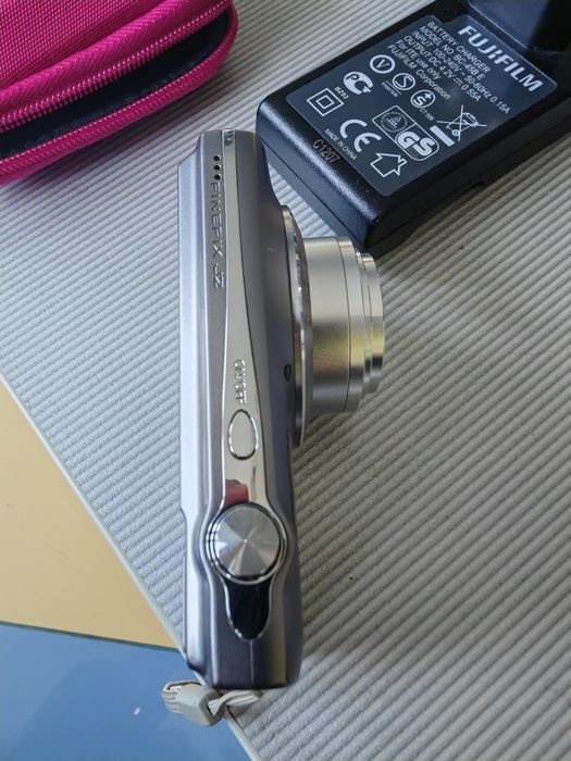 Fujifilm FinePix J Series JZ100 / JZ110 14.0MP Digital Camera - Black