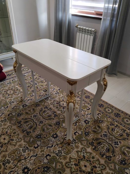 Стол для гостийноц