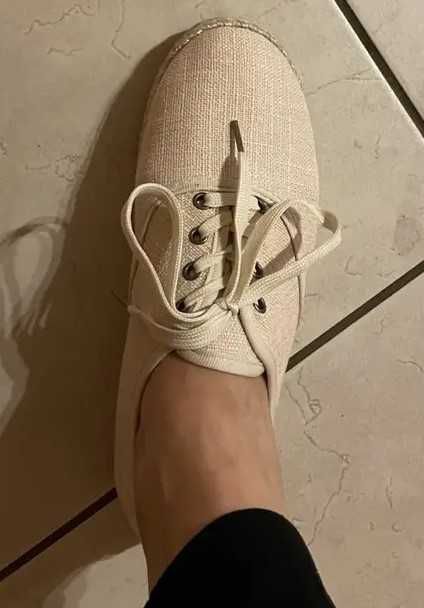 Нови бежови мокасини