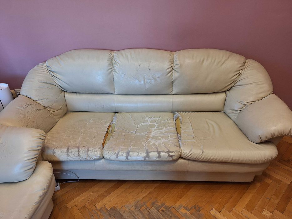 Два кожени разтегателни дивана.