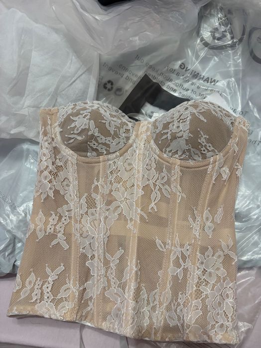 Корсет дантелен бежов