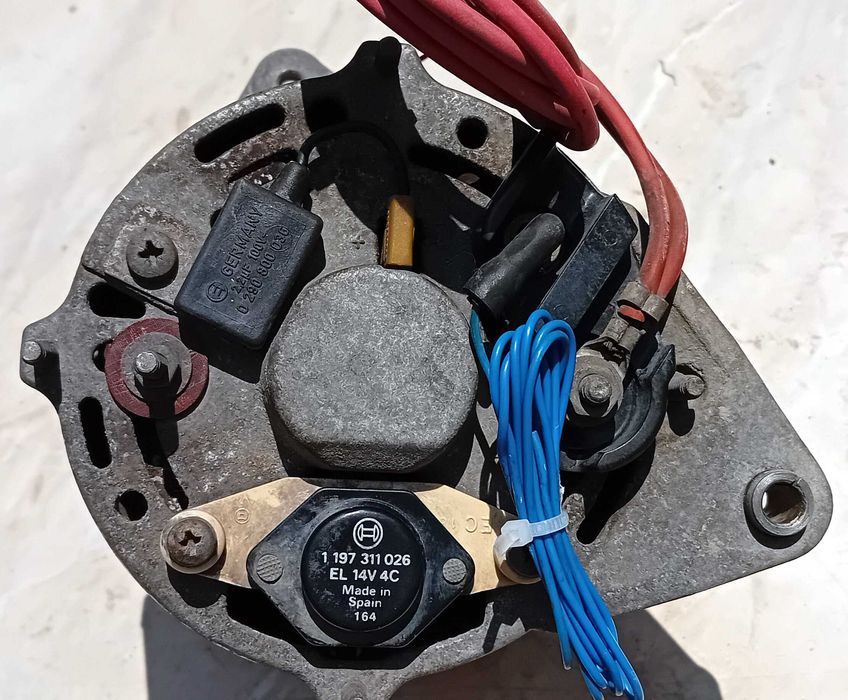 Алтернатор / генератор на фирмата Бош за лек автомобил.