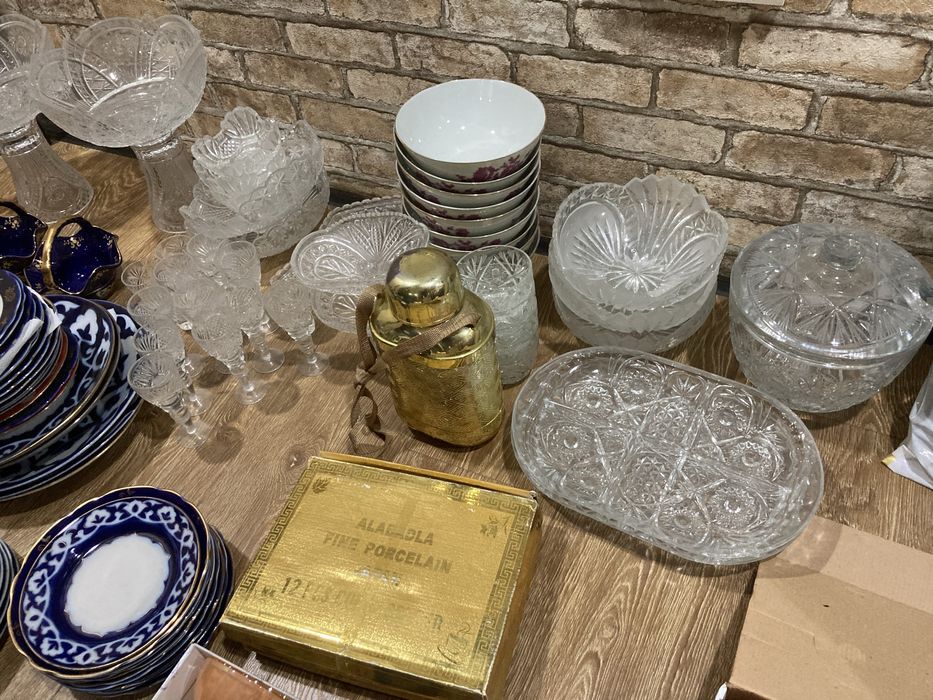 Разные посуды и хрусталь, чайники приборы