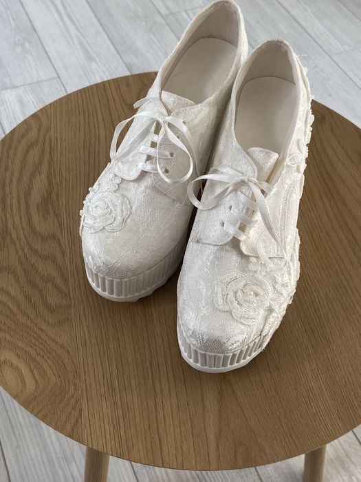 Бели дантелени обувки на платформа