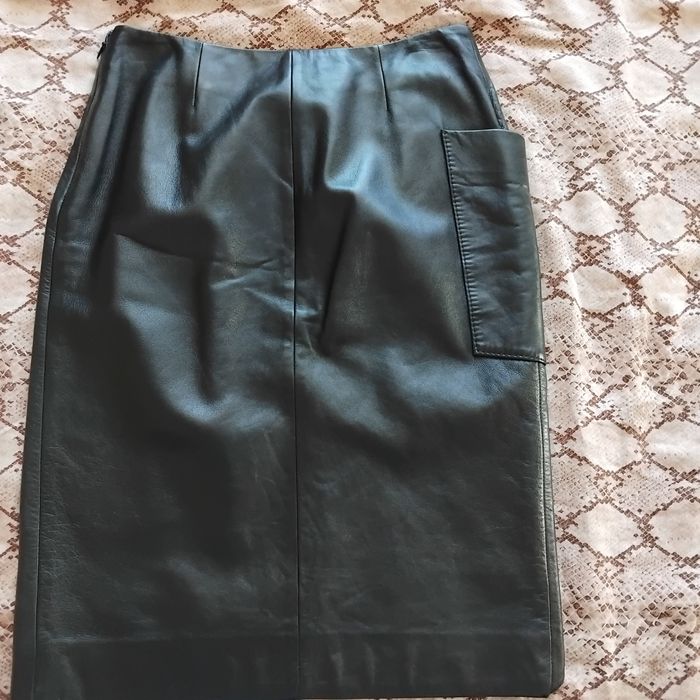 Миди черна пола от естествена кожа Guy Laroche 36