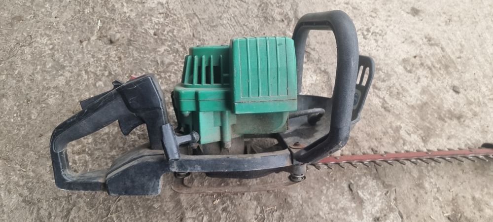 Foarfecă de tuns gardul viu pe benzină