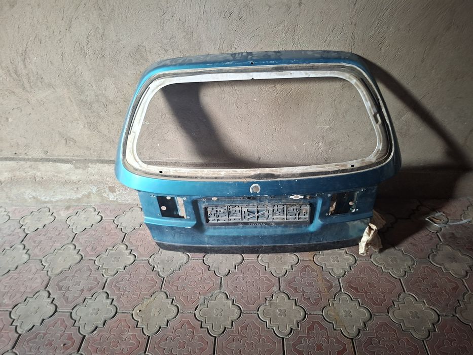 Крышка багажника карина е