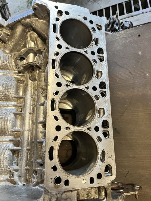 BMW N63B44B цилиндров блок 4.4 V8 BiTurbo