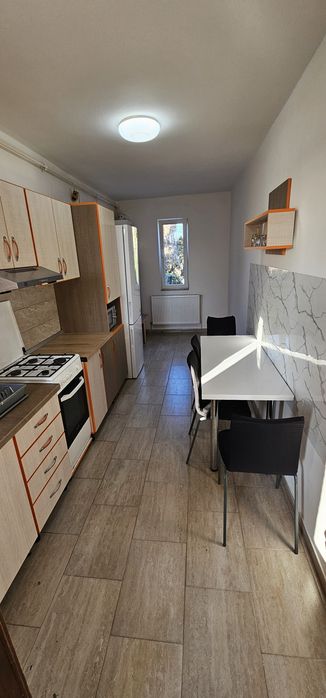 Închiriez apartament cu 2 camere