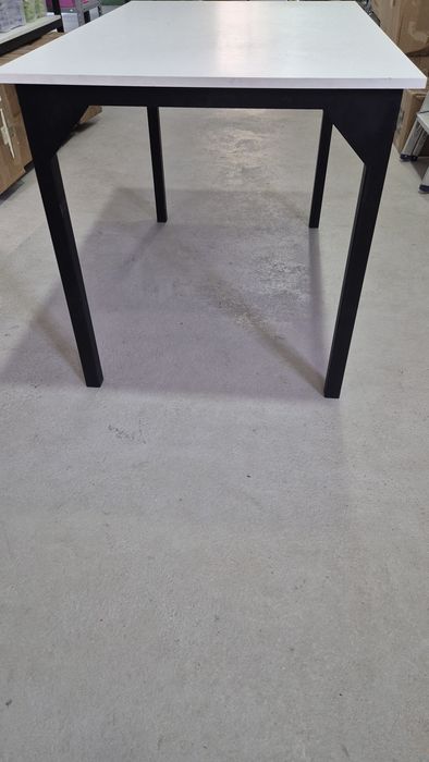 Стол. Обеденный стол, офисный стол.