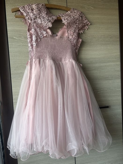 Vand rochie . Nu are nici un defect , a fost purtata o singura data