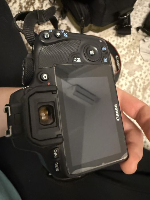 Aparat foto DSLR Canon ds126 cu toate acesoriile impecabil+2 baterii