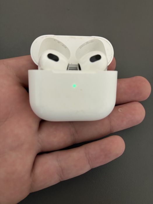 AirPods 3.