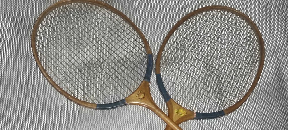 2 buc. PALETE RACHETE PT. BADMINTON. din lemn chinezesti  PIONEER. de epoca