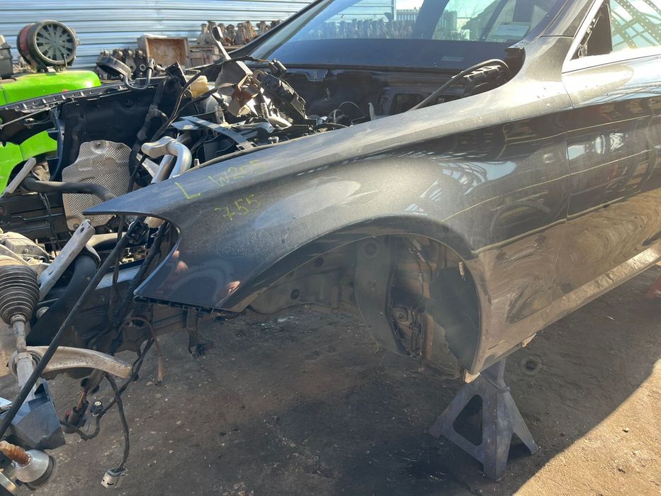 Преден ляв калник Mercedes W205
