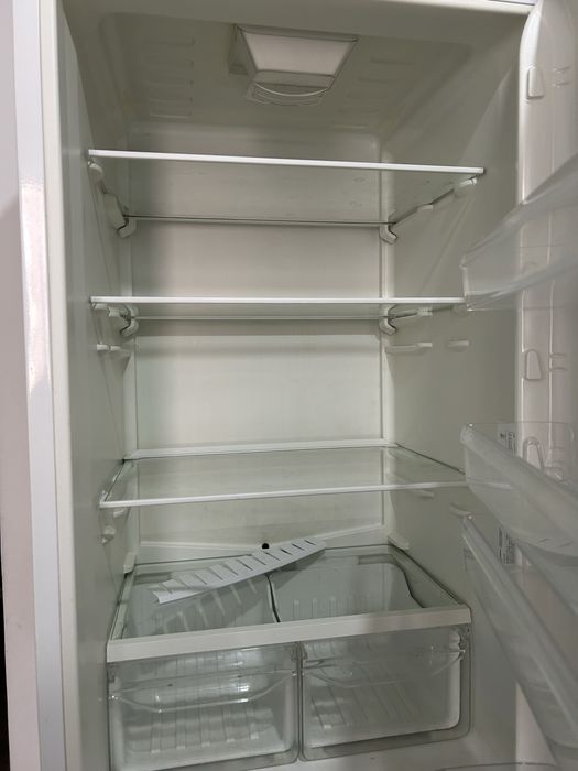 Продаётся неисправный холодильник Indesit