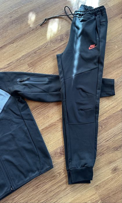 Мъжки,памучен,черен екип Nike с шушлекова платка и активен заден джоб