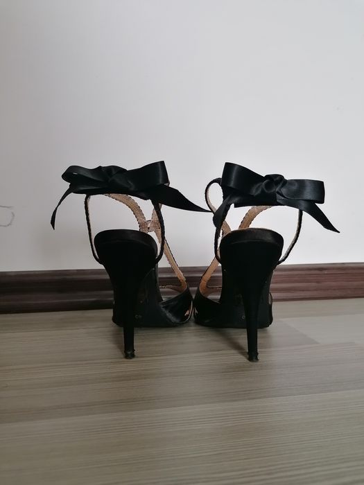 Vând sandale elegante cu fundița