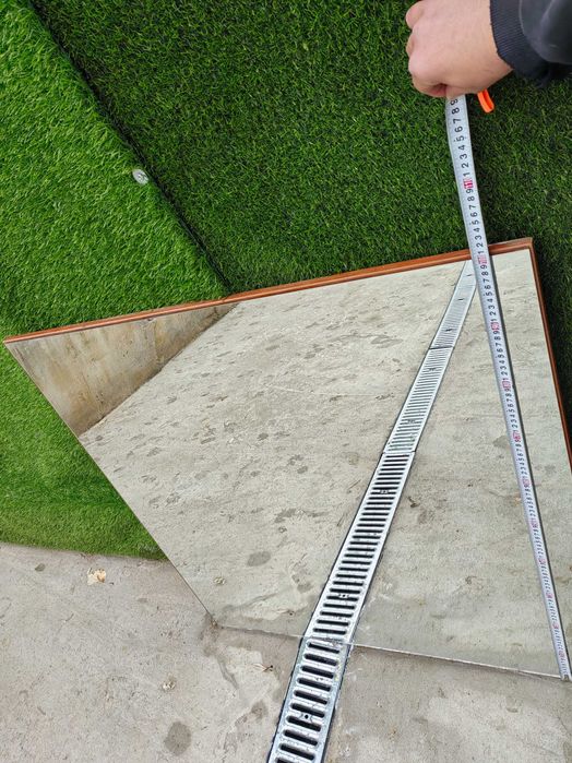 Огледала свалени от нощен клуб.