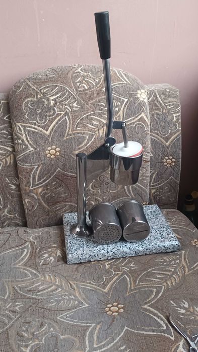 Преса за сладолед с три представки. Приговят се сладоледени спогети и лазаня. Техниката е лесна трябва малко умения. Цената е за комплекта