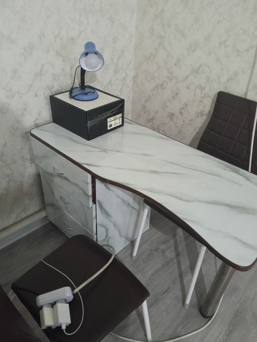 Маникюрный стол продам