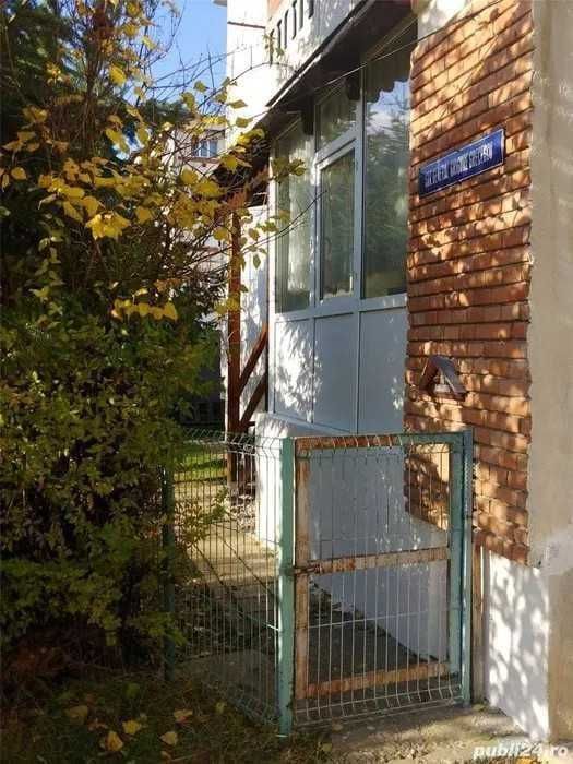 Vând apartament 4 camere, 3 dormitoare si un living