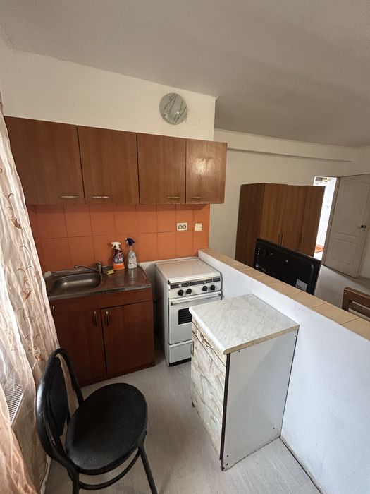 Incheriez Garsoniera la curte