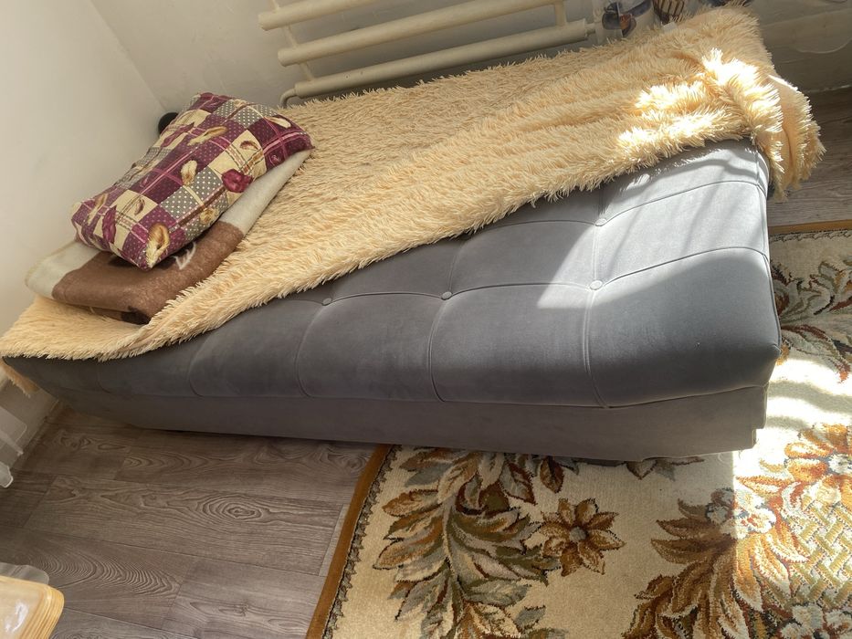 диван серый почти новый