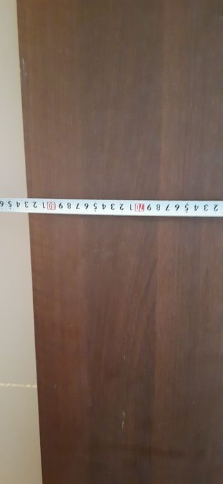 Продава се входна дървена врата 49 лев.