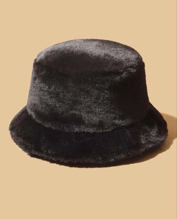 Мека зимна шапка