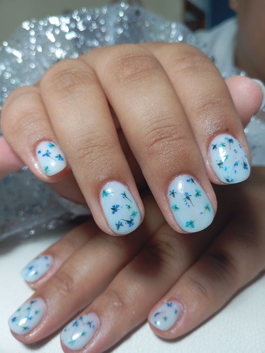 Услуги маникюра , педикюра