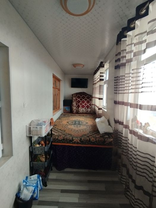 Olmaliq shahri, 5 xonali uy sotiladi (5/2, 1 dom)