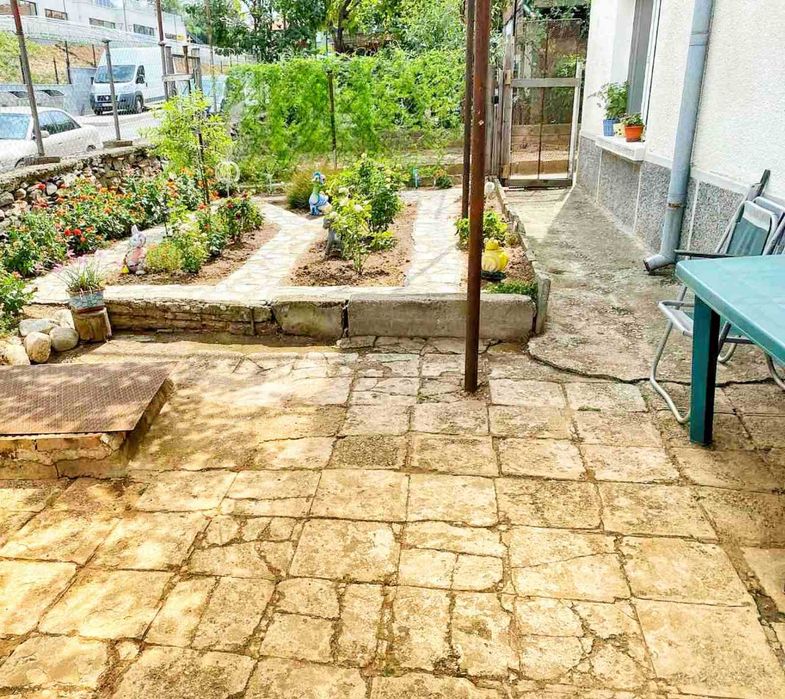 Имот Корект продава Партер, Първи етаж, Гараж, 1/2 таван, кв. Изток