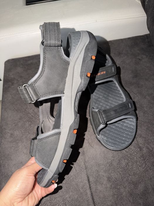 Vând sandale skechers
